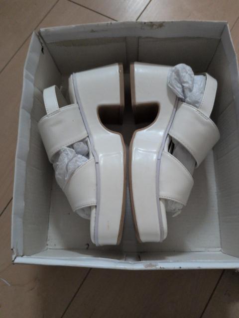 白い厚底サンダル < 女性ファッション 白い厚底サンダル < 女性ファッションの