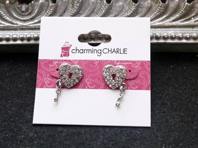 新品 charming CHARLIE アンティーク調ハートの鍵ピアス < 女性アクセサリー/時計  新品 charming CHARLIE アンティーク調ハートの鍵ピアス  < 女性アクセサリー/時計の