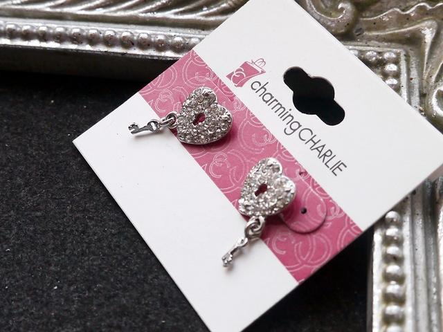 新品 charming CHARLIE アンティーク調ハートの鍵ピアス < 女性アクセサリー/時計  新品 charming CHARLIE アンティーク調ハートの鍵ピアス < 女性アクセサリー/時計の