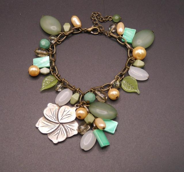 新品 アンティーク調 若草 お花 ビーズ チャーム ブレスレット < 女性アクセサリー/時計 新品 アンティーク調 若草 お花 ビーズ チャーム ブレスレット < 女性アクセサリー/時計の