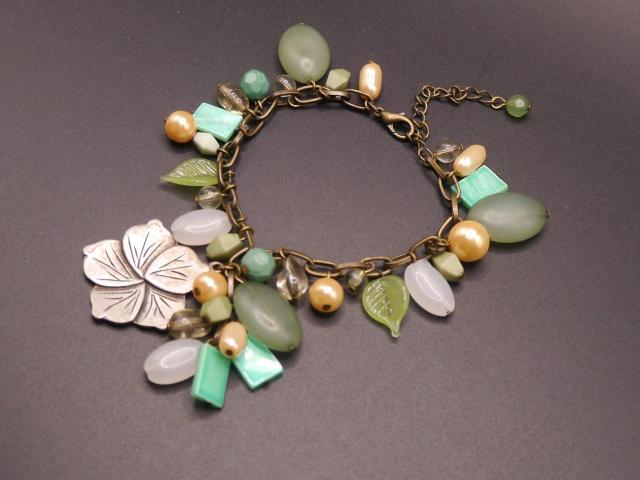新品 アンティーク調 若草 お花 ビーズ チャーム ブレスレット < 女性アクセサリー/時計 新品 アンティーク調 若草 お花 ビーズ チャーム ブレスレット < 女性アクセサリー/時計の