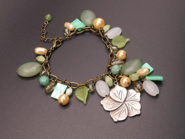 新品 アンティーク調 若草 お花 ビーズ チャーム ブレスレット < 女性アクセサリー/時計 新品 アンティーク調 若草 お花 ビーズ チャーム ブレスレット < 女性アクセサリー/時計の