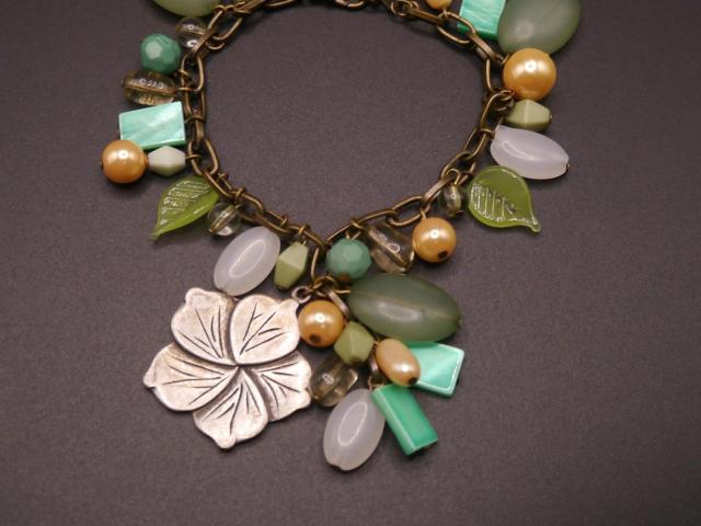 新品 アンティーク調 若草 お花 ビーズ チャーム ブレスレット < 女性アクセサリー/時計 新品 アンティーク調 若草 お花 ビーズ チャーム ブレスレット < 女性アクセサリー/時計の