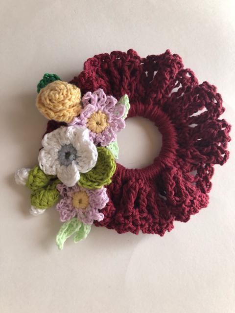 ハンドメイド シュシュ 巻き巻き薔薇 白いお花と蕾 春色お花♪ < 女性ファッション  ハンドメイド シュシュ 巻き巻き薔薇 白いお花と蕾 春色お花♪ < 女性ファッションの