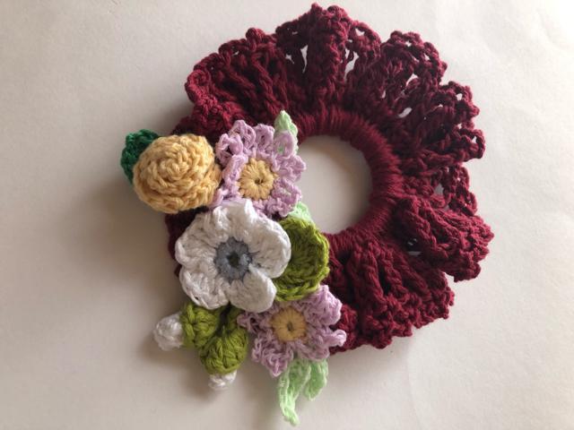 ハンドメイド シュシュ 巻き巻き薔薇 白いお花と蕾 春色お花♪ < 女性ファッション  ハンドメイド シュシュ 巻き巻き薔薇 白いお花と蕾 春色お花♪ < 女性ファッションの