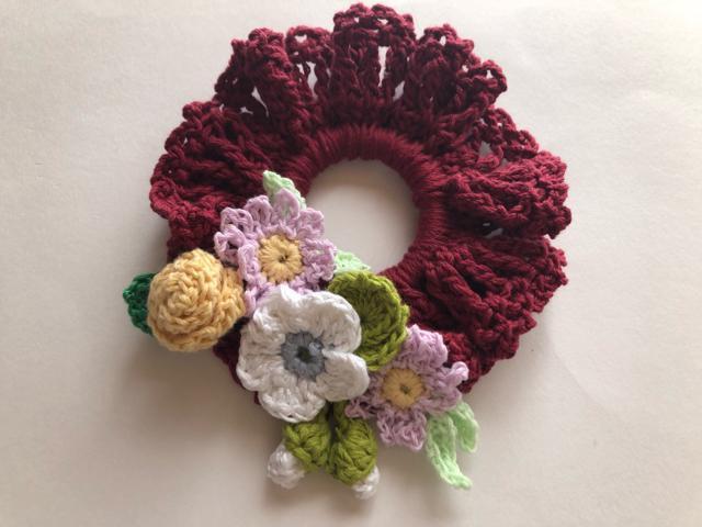 ハンドメイド シュシュ 巻き巻き薔薇 白いお花と蕾 春色お花♪ < 女性ファッション  ハンドメイド シュシュ 巻き巻き薔薇 白いお花と蕾 春色お花♪ < 女性ファッションの