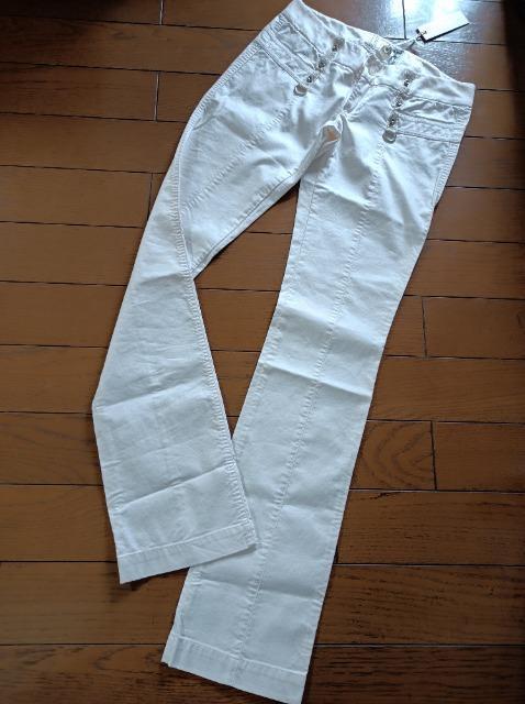 DIESEL★新品タグ付き超美脚足長パンツ★ラメ入り白★素敵過ぎ★めちゃくちゃカッコイイ★粋★ディーゼル★お得に★ < 女性ファッション  DIESEL★新品タグ付き超美脚足長パンツ★ラメ入り白★素敵過ぎ★めちゃくちゃカッコイイ★粋★ディーゼル★お得に★ < 女性ファッションの