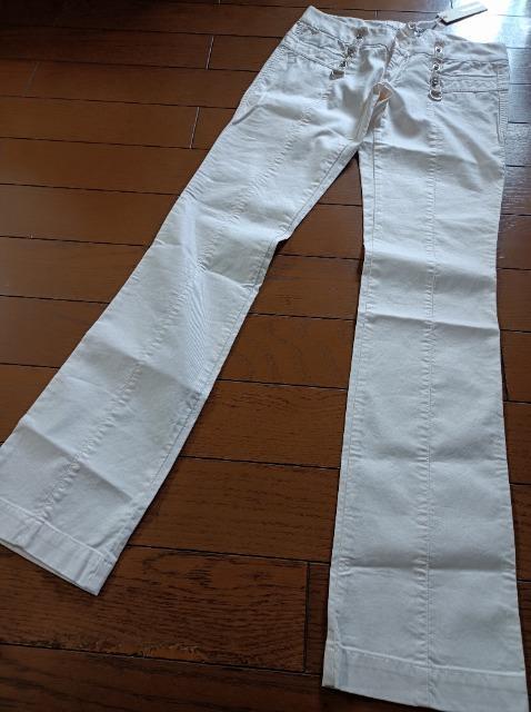 DIESEL★新品タグ付き超美脚足長パンツ★ラメ入り白★素敵過ぎ★めちゃくちゃカッコイイ★粋★ディーゼル★お得に★ < 女性ファッション  DIESEL★新品タグ付き超美脚足長パンツ★ラメ入り白★素敵過ぎ★めちゃくちゃカッコイイ★粋★ディーゼル★お得に★ < 女性ファッションの