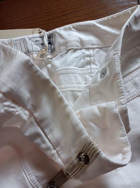 DIESEL★新品タグ付き超美脚足長パンツ★ラメ入り白★素敵過ぎ★めちゃくちゃカッコイイ★粋★ディーゼル★お得に★ < 女性ファッション  DIESEL★新品タグ付き超美脚足長パンツ★ラメ入り白★素敵過ぎ★めちゃくちゃカッコイイ★粋★ディーゼル★お得に★ < 女性ファッションの