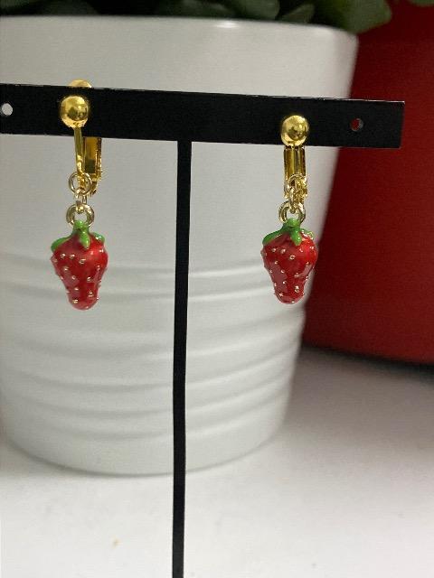 ハンドメイド いちごのチャームを使用したイヤリング < 女性ファッション  ハンドメイド いちごのチャームを使用したイヤリング  < 女性ファッションの