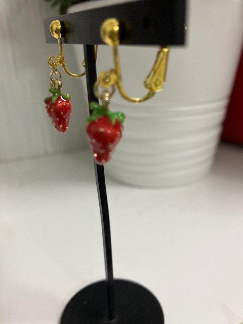 ハンドメイド いちごのチャームを使用したイヤリング < 女性ファッション  ハンドメイド いちごのチャームを使用したイヤリング < 女性ファッションの
