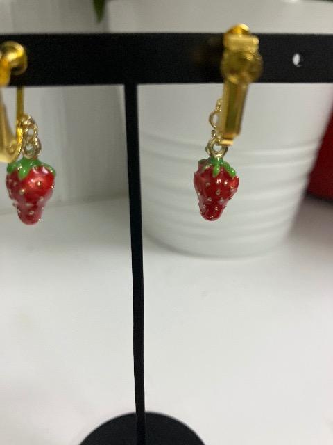 ハンドメイド いちごのチャームを使用したイヤリング < 女性ファッション  ハンドメイド いちごのチャームを使用したイヤリング < 女性ファッションの