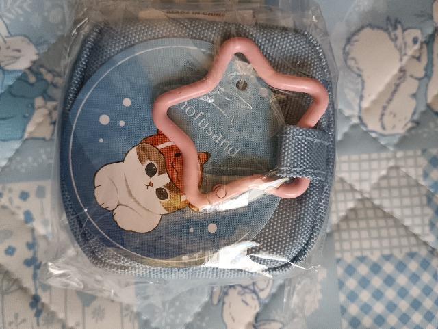 モフサンド、カラナビつき刺繍スクエアミニポーチ、薄めブルー < 女性ファッション モフサンド、カラナビつき刺繍スクエアミニポーチ、薄めブルー < 女性ファッションの