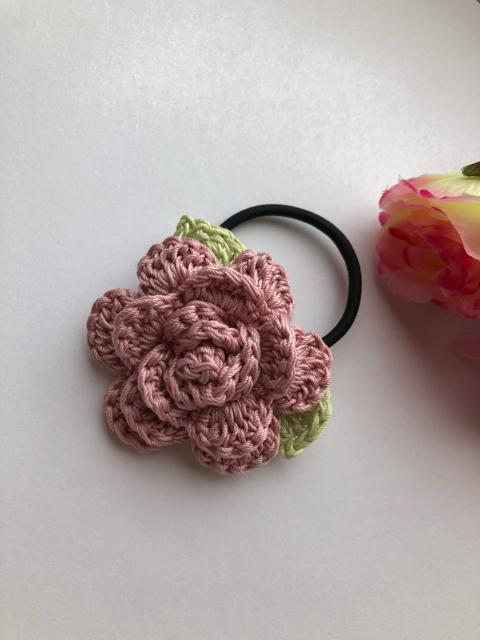 ハンドメイド ヘアゴム レース糸で編んだ薔薇♪ axes好き♪ 花 < 女性ファッション  ハンドメイド ヘアゴム レース糸で編んだ薔薇♪ axes好き♪ 花  < 女性ファッションの
