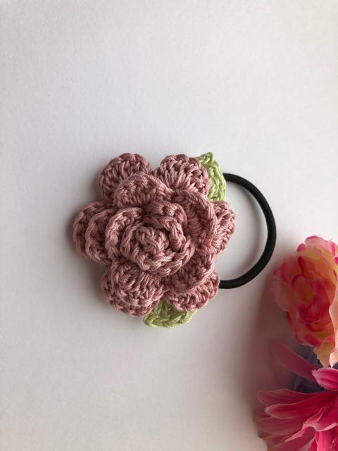 ハンドメイド ヘアゴム レース糸で編んだ薔薇♪ axes好き♪ 花 < 女性ファッション  ハンドメイド ヘアゴム レース糸で編んだ薔薇♪ axes好き♪ 花 < 女性ファッションの