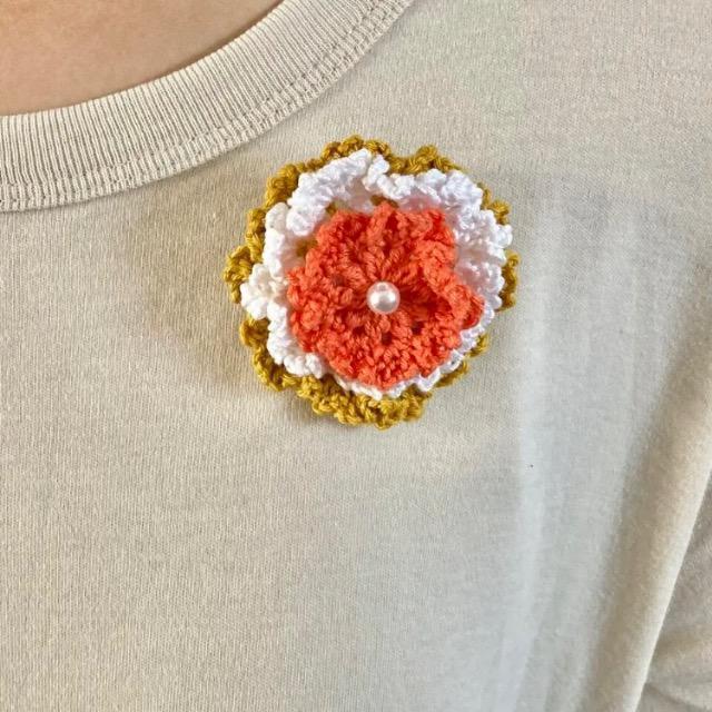 ハンドメイド♪ひらひら花びらのお花モチーフブローチ < 女性ファッション  ハンドメイド♪ひらひら花びらのお花モチーフブローチ < 女性ファッションの