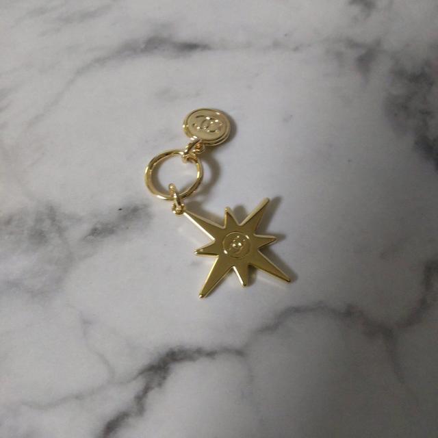 【正規品】【数量限定】CHANELチャーム2点(コメット)ミニ巾着付き! < ブランド  【正規品】【数量限定】CHANELチャーム2点(コメット)ミニ巾着付き! < ブランドの