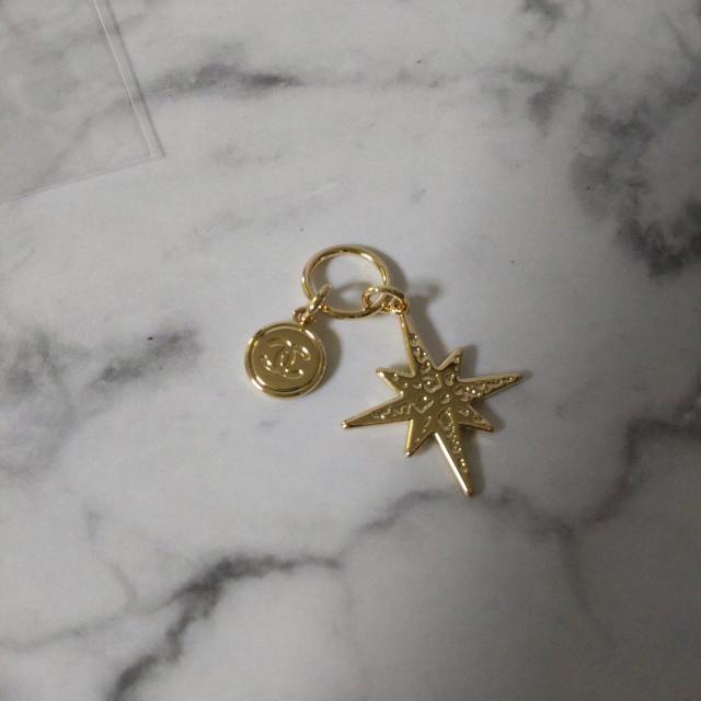 【正規品】【数量限定】CHANELチャーム2点(コメット)ミニ巾着付き! < ブランド  【正規品】【数量限定】CHANELチャーム2点(コメット)ミニ巾着付き! < ブランドの
