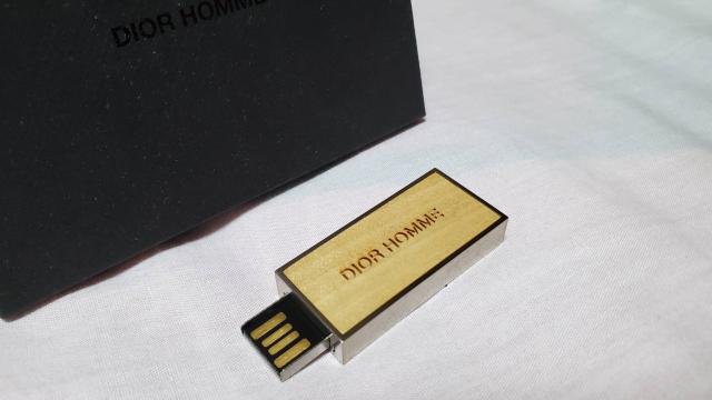 正規良 レア ディオールオム ブランドロゴエンブレム USBメモリー 8G メタリックシルバー×ウッド 箱有 < ブランド  正規良 レア ディオールオム ブランドロゴエンブレム USBメモリー 8G メタリックシルバー×ウッド 箱有  < ブランドの