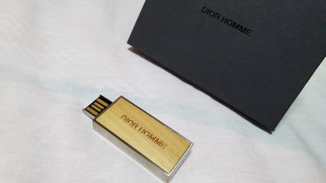 正規良 レア ディオールオム ブランドロゴエンブレム USBメモリー 8G メタリックシルバー×ウッド 箱有 < ブランド  正規良 レア ディオールオム ブランドロゴエンブレム USBメモリー 8G メタリックシルバー×ウッド 箱有 < ブランドの