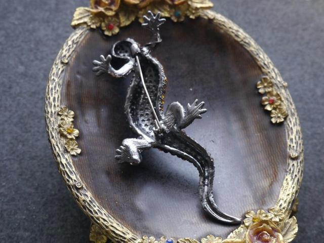 新品アンティーク調キラキラストーン蜥蜴とかげブローチ 大きめ  < 女性アクセサリー/時計  新品アンティーク調キラキラストーン蜥蜴とかげブローチ 大きめ  < 女性アクセサリー/時計の