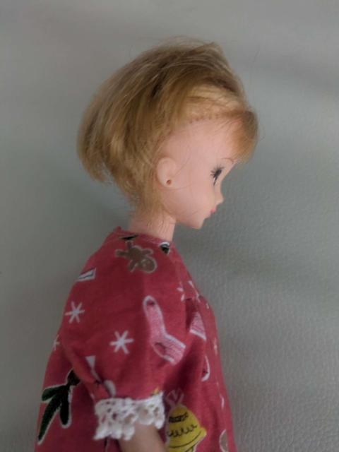 ジェニー ドール クリスマスワンピース 金髪ショートヘア 髪カット 身長約22cm 人形本体 着せ替え人形 < おもちゃ ジェニー ドール クリスマスワンピース 金髪ショートヘア 髪カット 身長約22cm 人形本体 着せ替え人形 < おもちゃの