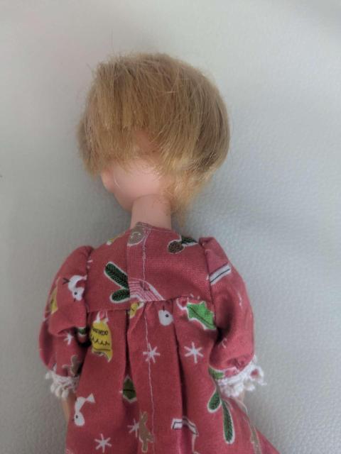 ジェニー ドール クリスマスワンピース 金髪ショートヘア 髪カット 身長約22cm 人形本体 着せ替え人形 < おもちゃ ジェニー ドール クリスマスワンピース 金髪ショートヘア 髪カット 身長約22cm 人形本体 着せ替え人形 < おもちゃの