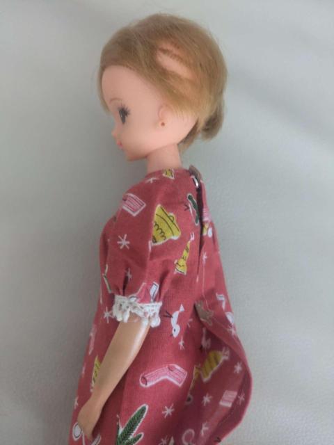 ジェニー ドール クリスマスワンピース 金髪ショートヘア 髪カット 身長約22cm 人形本体 着せ替え人形 < おもちゃ ジェニー ドール クリスマスワンピース 金髪ショートヘア 髪カット 身長約22cm 人形本体 着せ替え人形 < おもちゃの