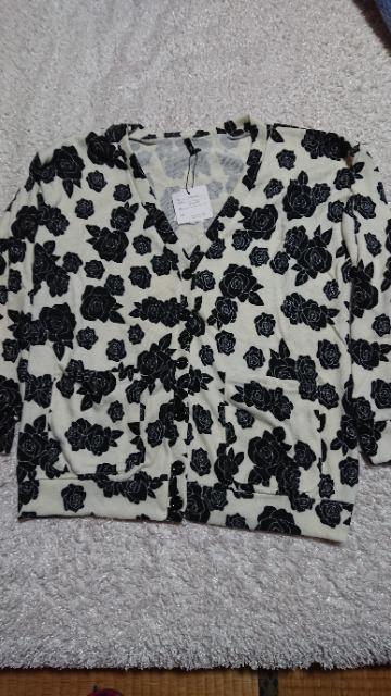 新品M記載〜Lくらい 白地、黒薔薇柄 伸縮カーディガン < 女性ファッション 新品M記載〜Lくらい 白地、黒薔薇柄 伸縮カーディガン < 女性ファッションの