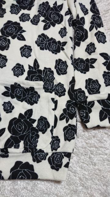 新品M記載〜Lくらい 白地、黒薔薇柄 伸縮カーディガン < 女性ファッション 新品M記載〜Lくらい 白地、黒薔薇柄 伸縮カーディガン < 女性ファッションの