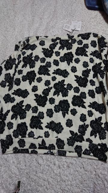 新品M記載〜Lくらい 白地、黒薔薇柄 伸縮カーディガン < 女性ファッション 新品M記載〜Lくらい 白地、黒薔薇柄 伸縮カーディガン < 女性ファッションの