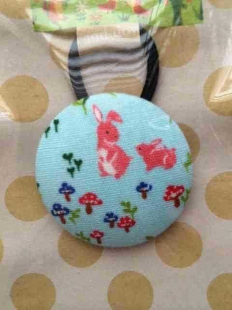 ハンドメイド ヘアゴム くるみボタン キノコ山のうさちゃん親子 < 女性ファッション  ハンドメイド ヘアゴム くるみボタン キノコ山のうさちゃん親子 < 女性ファッションの