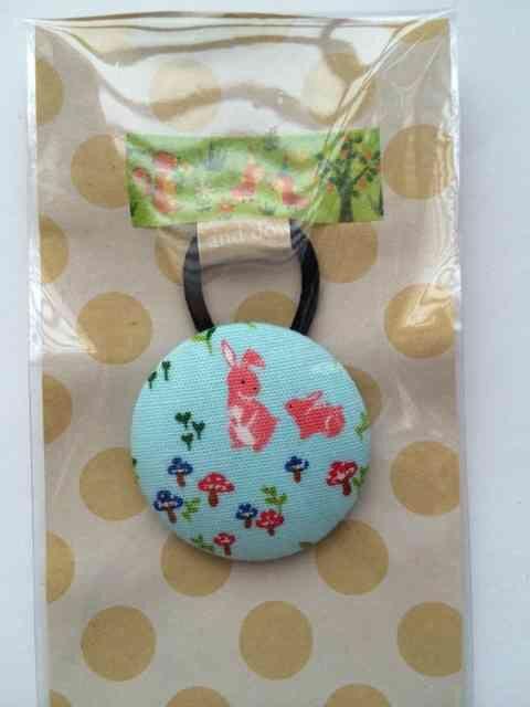 ハンドメイド ヘアゴム くるみボタン キノコ山のうさちゃん親子 < 女性ファッション  ハンドメイド ヘアゴム くるみボタン キノコ山のうさちゃん親子 < 女性ファッションの