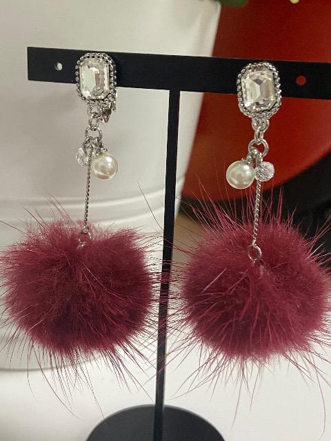 ハンドメイド フェイクファーのチャームとパールビーズ、ビーズを使用したイヤリング ボルドー < 女性ファッション  ハンドメイド フェイクファーのチャームとパールビーズ、ビーズを使用したイヤリング ボルドー  < 女性ファッションの