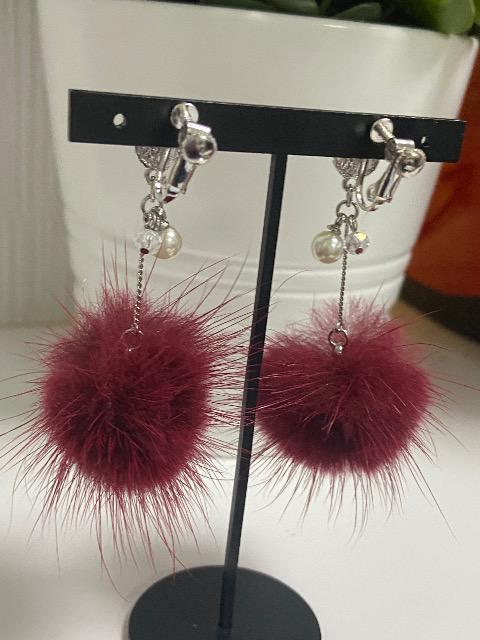 ハンドメイド フェイクファーのチャームとパールビーズ、ビーズを使用したイヤリング ボルドー < 女性ファッション  ハンドメイド フェイクファーのチャームとパールビーズ、ビーズを使用したイヤリング ボルドー < 女性ファッションの