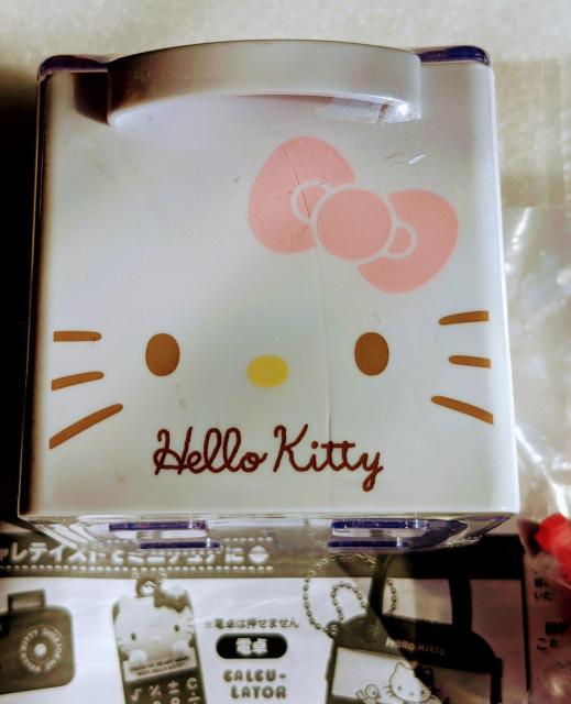 サンリオキャラクターズキューケース(キティ) キティなつかしアイテムミニチュアコレクション(ボストンバッグ 電卓) B個セット < おもちゃ  サンリオキャラクターズキューケース(キティ) キティなつかしアイテムミニチュアコレクション(ボストンバッグ 電卓) B個セット < おもちゃの