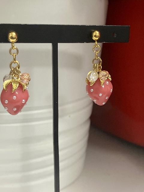 ハンドメイド 半立体いちごのチャームを使用したピアス ピンク < 女性ファッション  ハンドメイド 半立体いちごのチャームを使用したピアス ピンク  < 女性ファッションの