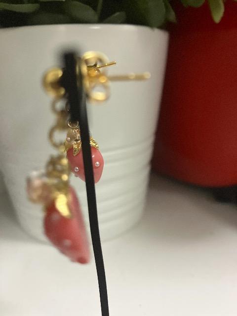 ハンドメイド 半立体いちごのチャームを使用したピアス ピンク < 女性ファッション  ハンドメイド 半立体いちごのチャームを使用したピアス ピンク < 女性ファッションの