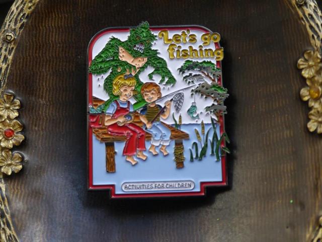 新品 釣りを楽しむ子供たちの背後に忍び寄る半魚人 ピンズ ピンバッジ ピンブローチ < 男性アクセサリー/時計  新品 釣りを楽しむ子供たちの背後に忍び寄る半魚人 ピンズ ピンバッジ ピンブローチ < 男性アクセサリー/時計の