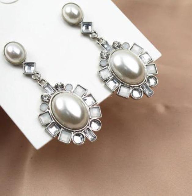 新品 FOREVER21 アンティーク調ストーンフェイクパールピアス < ブランド  新品 FOREVER21 アンティーク調ストーンフェイクパールピアス < ブランドの