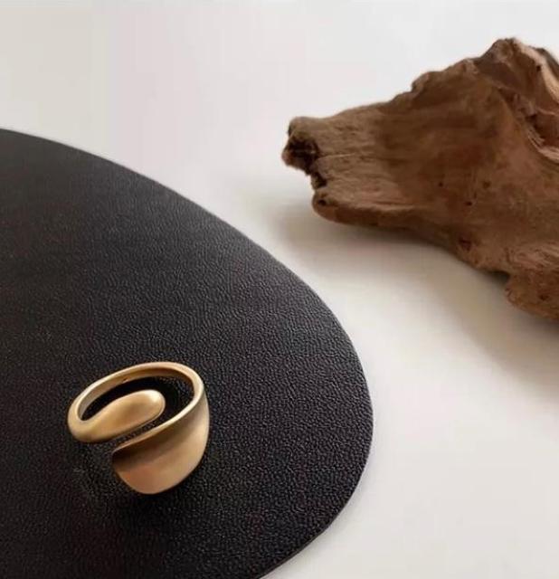 ティアドロップリング●マットゴールド●アシンメトリー アシンメ●指輪●フリーサイズ < 女性アクセサリー/時計 ティアドロップリング●マットゴールド●アシンメトリー アシンメ●指輪●フリーサイズ < 女性アクセサリー/時計の