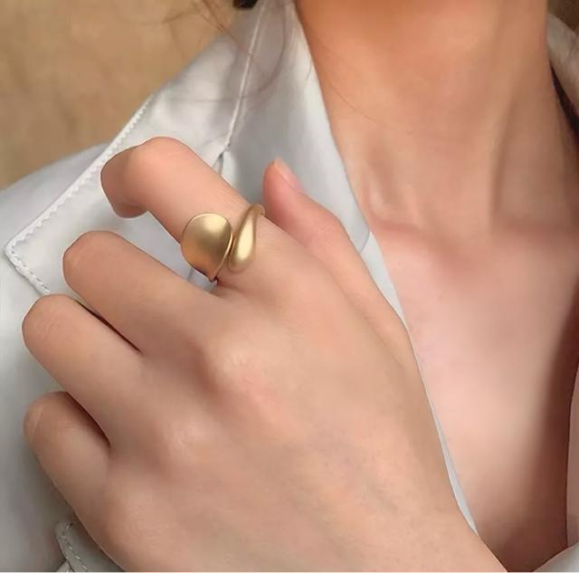 ティアドロップリング●マットゴールド●アシンメトリー アシンメ●指輪●フリーサイズ < 女性アクセサリー/時計 ティアドロップリング●マットゴールド●アシンメトリー アシンメ●指輪●フリーサイズ < 女性アクセサリー/時計の