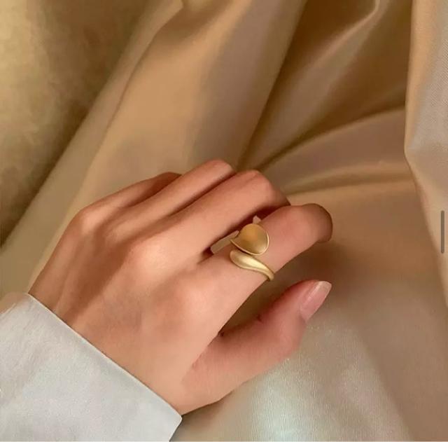 ティアドロップリング●マットゴールド●アシンメトリー アシンメ●指輪●フリーサイズ < 女性アクセサリー/時計 ティアドロップリング●マットゴールド●アシンメトリー アシンメ●指輪●フリーサイズ < 女性アクセサリー/時計の