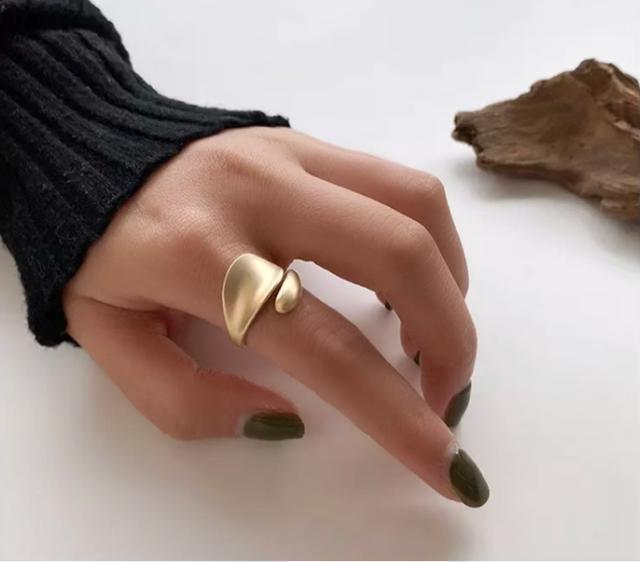 ティアドロップリング●マットゴールド●アシンメトリー アシンメ●指輪●フリーサイズ < 女性アクセサリー/時計 ティアドロップリング●マットゴールド●アシンメトリー アシンメ●指輪●フリーサイズ < 女性アクセサリー/時計の