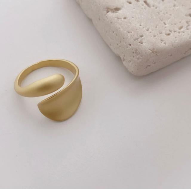 ティアドロップリング●マットゴールド●アシンメトリー アシンメ●指輪●フリーサイズ < 女性アクセサリー/時計 ティアドロップリング●マットゴールド●アシンメトリー アシンメ●指輪●フリーサイズ < 女性アクセサリー/時計の