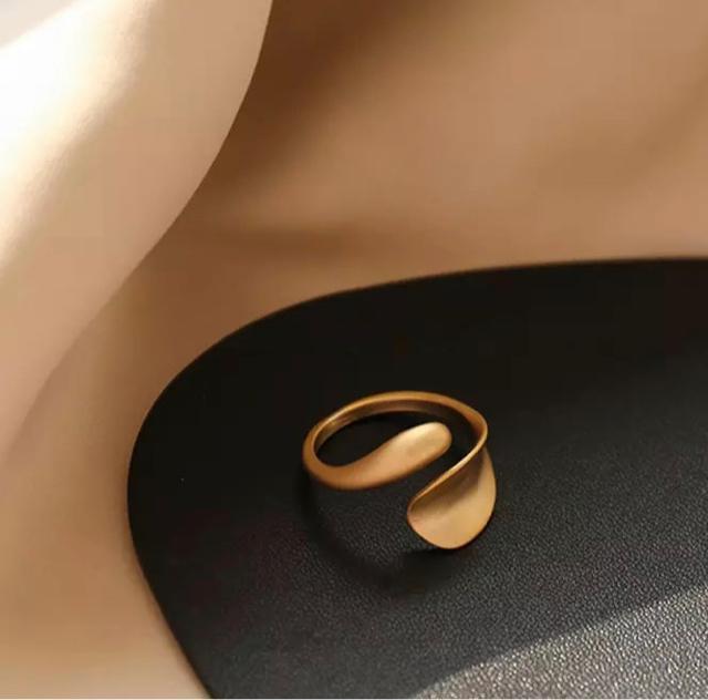 ティアドロップリング●マットゴールド●アシンメトリー アシンメ●指輪●フリーサイズ < 女性アクセサリー/時計 ティアドロップリング●マットゴールド●アシンメトリー アシンメ●指輪●フリーサイズ < 女性アクセサリー/時計の