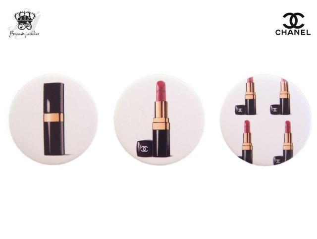 シャネル ノベルティ 缶バッジ リップ スティック柄 ホワイト 3個セット ブローチ CHANEL【正規品】 < ブランド シャネル ノベルティ 缶バッジ リップ スティック柄 ホワイト 3個セット ブローチ CHANEL【正規品】 < ブランドの