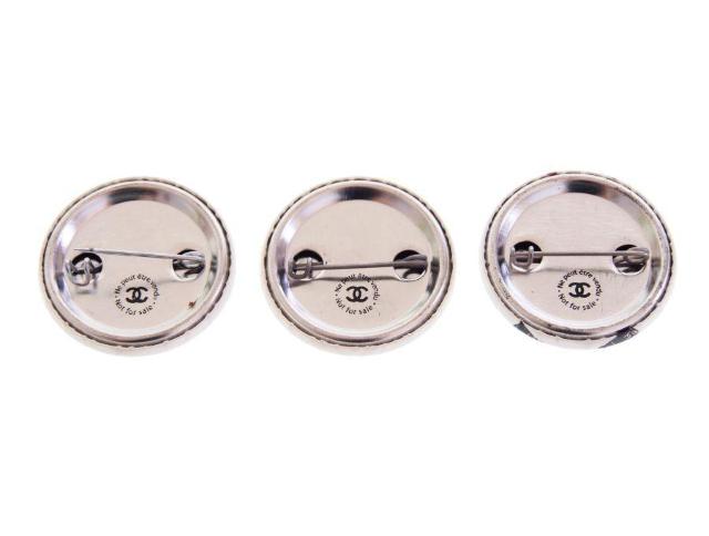 シャネル ノベルティ 缶バッジ リップ スティック柄 ホワイト 3個セット ブローチ CHANEL【正規品】 < ブランド シャネル ノベルティ 缶バッジ リップ スティック柄 ホワイト 3個セット ブローチ CHANEL【正規品】 < ブランドの