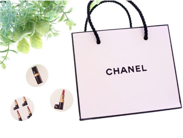 シャネル ノベルティ 缶バッジ リップ スティック柄 ホワイト 3個セット ブローチ CHANEL【正規品】 < ブランド シャネル ノベルティ 缶バッジ リップ スティック柄 ホワイト 3個セット ブローチ CHANEL【正規品】 < ブランドの