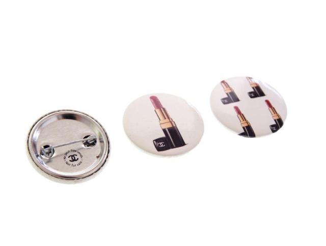 シャネル ノベルティ 缶バッジ リップ スティック柄 ホワイト 3個セット ブローチ CHANEL【正規品】 < ブランド シャネル ノベルティ 缶バッジ リップ スティック柄 ホワイト 3個セット ブローチ CHANEL【正規品】 < ブランドの